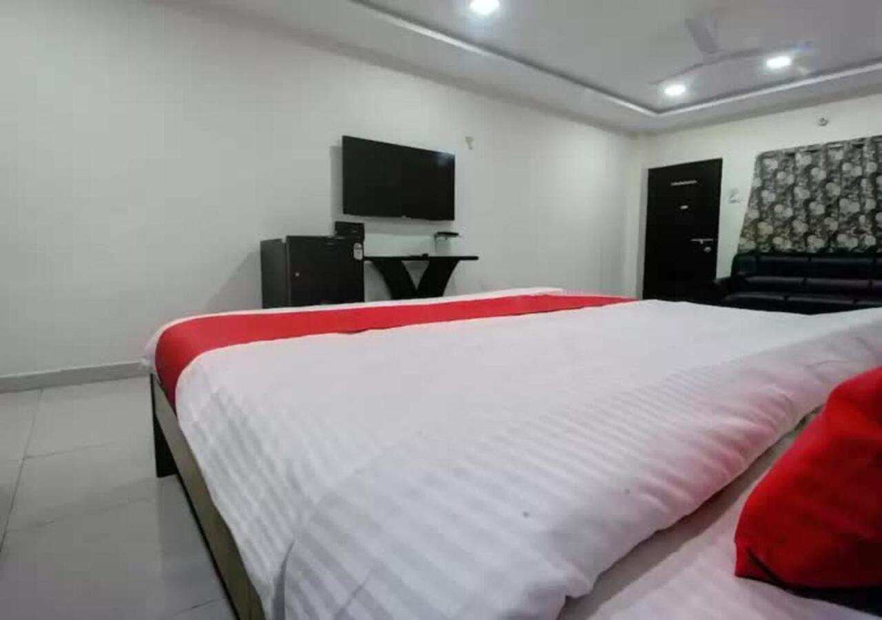 Hotel Santoshi Hometel Raichur Exteriör bild